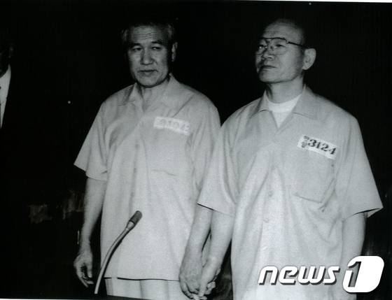 전두환·노태우 전 대통령이 법정에 서 있는 모습 ⓒ 뉴스1 DB