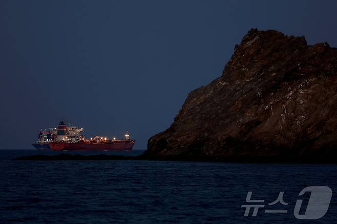 지난 3월 10일(현지시간) 유조선 칼리스토호가 오만 무스카트 인근 해상에 정박해 있다.2026.03.10. ⓒ 로이터=뉴스1