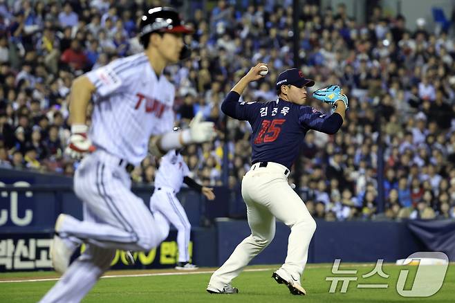 15일 서울 송파구 잠실야구장에서 열린 '2026 신한 SOL KBO리그' 롯데 자이언츠와 LG 트윈스의 경기, 7회말 무사 주자 1루 상황에 롯데 김진욱이 LG 구본혁의 번트 타구를 처리하고 있다. 2026.4.15 ⓒ 뉴스1 박정호 기자