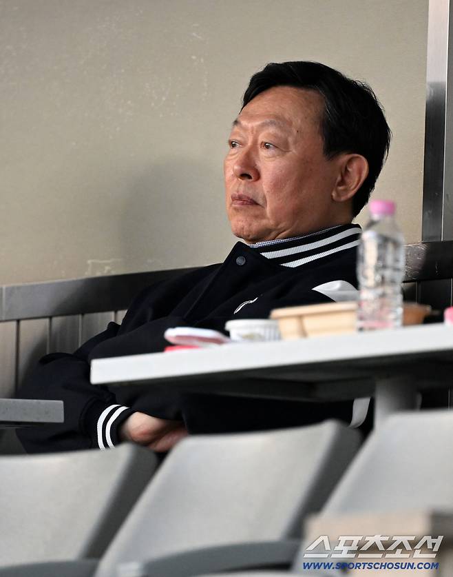 14일 잠실구장에서 열린 LG와 롯데의 경기. 신동빈 롯데그룹 회장이 경기를 지켜보고 있다. 잠실=박재만 기자 pjm@sportschosun.com/2026.04.14/