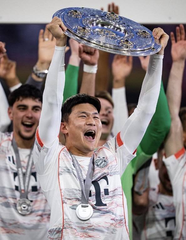 지난 시즌 분데스리가 정상에 등극했던 김민재 캡처=바이에른 뮌헨 구단 SNS