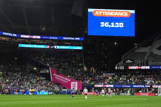 An attendance number is shown on the stadium screens at Lumen Field during the second half of an international friendly soccer match between the United States and Japan, Tuesday, April 14, 2026, in Seattle. (AP Photo/Lindsey Wasson)
<저작권자(c) 연합뉴스, 무단 전재-재배포, AI 학습 및 활용 금지>