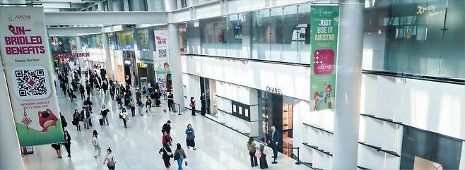 지난달 23일 인천국제공항 제1여객터미널 면세 구역을 여행객들이 걷고 있다. 오는 17일 롯데면세점이 인천공항에 재입점하면서 3년 만에 면세점 4사가 다시 맞붙게 됐다. /뉴스1