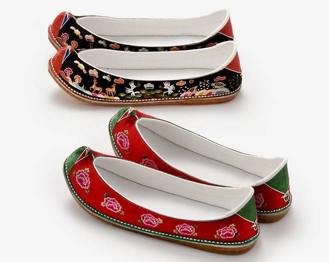 십장생(위)과 모란 무늬가 각각 수놓아진 수혜. 국가유산청 전승공예품은행 소장품. /황해봉 화혜장