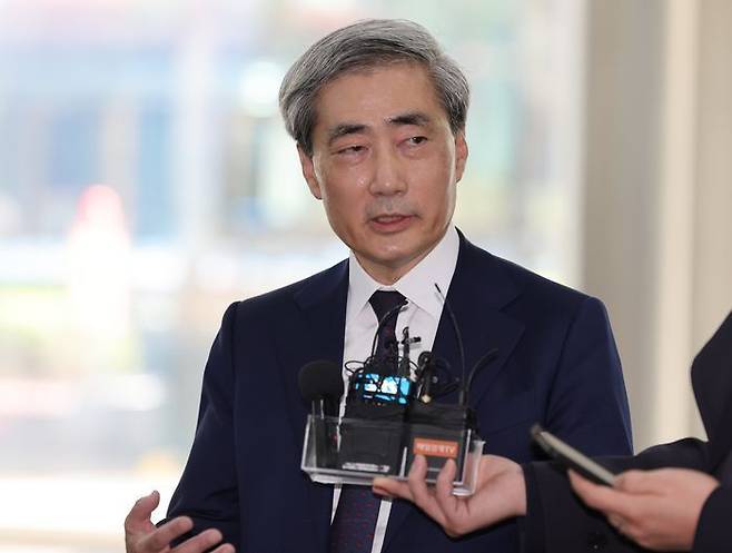 신현송 한국은행 총재 후보자가 지난달 31일 서울 중구 한화금융플라자에 마련된 인사청문회 준비 사무실로 출근하며 취재진의 질문에 답하고 있다.ⓒ연합뉴스