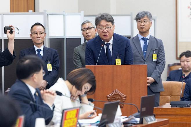 14일 서울 여의도 국회에서 열린 제434회국회(임시회) 윤석열 정권 정치검찰 조작기소 의혹 사건 진상규명 국정조사특별위원회 쌍방울 대북송금 조작기소 의혹 사건 청문회에서 증인으로 출석한 방용철 전 쌍방울 부회장이 의원 질의에 답변을 거부하고 있다. 2026.4.14 서울=뉴스1