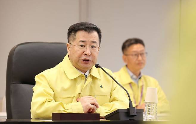 강경성 코트라 사장이 지난 14일 서울 서초구 본사에서 개최된 18차 중동 전쟁 긴급대응 태스크포스(TF) 회의에서 발언하고 있는 모습. 코트라 제공.