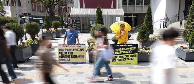 세월호 참사 12주기를 이틀 앞둔 14일 오후 서울 중구 서울시의회 앞 세월호 기억공간 ‘기억과 빛’ 앞에서 최헌국 4·16연대 운영위원(오른쪽) 등이 기억공간 존치를 요구하는 시위를 벌이고 있다. 김정효 기자 hyopd@hani.co.kr