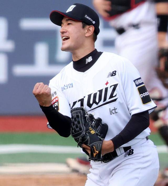 2024시즌 LG 트윈스와의 준플레이오 4차전에 출전해 상대 타자를 범타 처리한 뒤 주먹을 불끈 쥔 kt 위즈 고영표. 그는 올시즌 KBO리그 투수 가운데 가장 많은 26억원의 연봉을 받는다. 연합뉴스