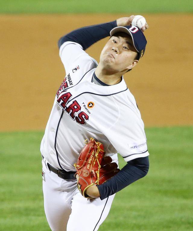 2023시즌 두산 투수 이영하의 피칭 모습. 그는 지난 시즌 종료 후 두산과 4년 최대 52억원의 FA 계약을 맺었다. 뉴스1