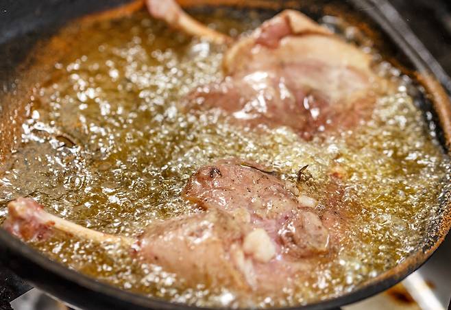 피부과 전문의이자 서적 ‘염증 노화’를 집필한 박병순 원장이 체내 염증 신호와 이를 악화시키는 최악의 음식에 대해 설명했다./사진=클립아트코리아