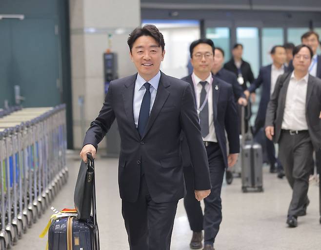 원유·나프타 등의 확보를 위해 카자흐스탄, 오만, 사우디아라비아, 카타르 등을 방문한 강훈식 대통령 비서실장이 14일 인천국제공항 제1여객터미널을 통해 귀국하고 있다. 연합뉴스