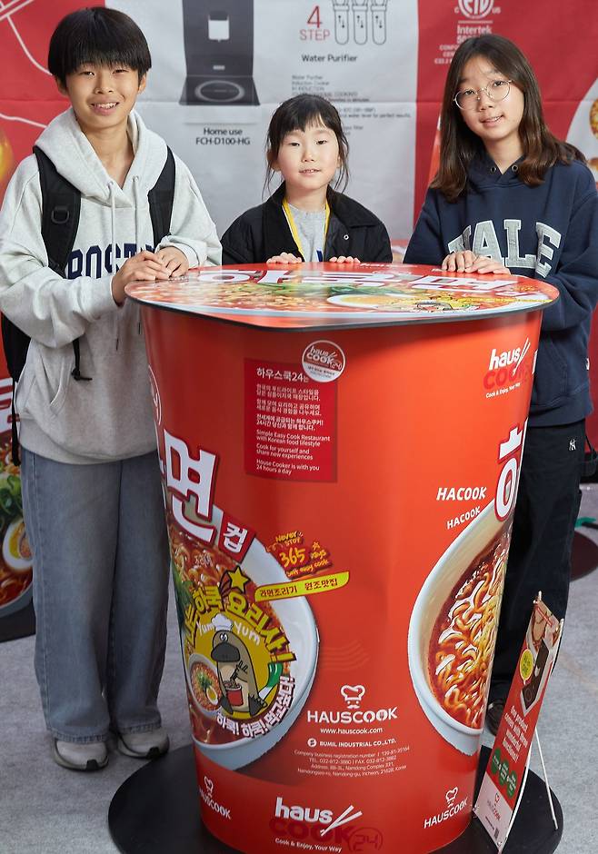 소중 학생기자단이 라면박람회에서 지역성과 스토리텔링을 결합한 이색 라면 제품을 비롯해 약 70여 개의 라면 관련 기업을 둘러보며 K-라면의 미래를 엿봤다.