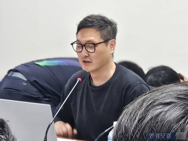 15일 더불어민주당 게임특위 주최로 국회의원회관에서 열린 'AI 시대의 K-게임, 노동자에게 길을 묻다' 간담회에서 김상호 넥슨 노조 지회장이 설문조사 결과를 발표하고 있다. /사진=박수빈 기자