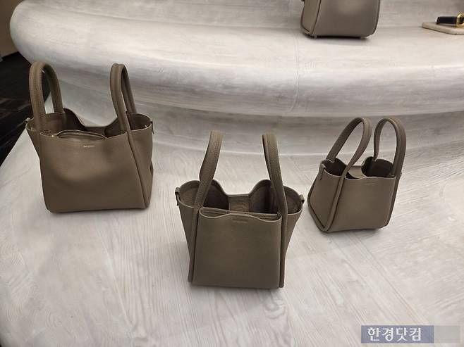 지난 11일 중국 상하이 화이하이루 거리에 있는 송몬트 매장에 대표 제품인 '송 백(Song bag)'이 진열돼있다./사진=박수림 기자