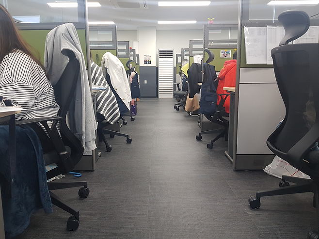 금융권 콜센터에서 한 여성 콜센터 상담원이 업무를 보고 있다. 공공운수노조 든든한콜센터지부 제공