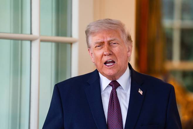 13일(현지시간) 백악관 집무실 밖에서 발언하고 있는 도널드 트럼프 미국 대통령 . EPA연합뉴스