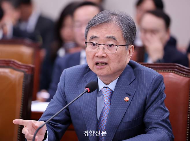 조현 외교부 장관이 15일 국회 외교통일위원회 전체회의에서 질의에 답하고 있다. 박민규 선임기자