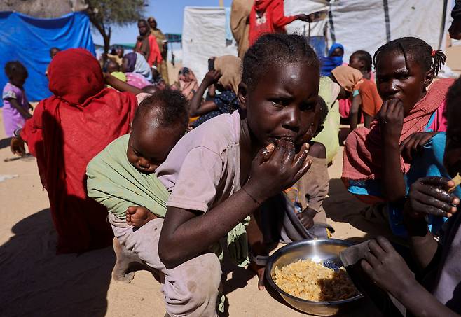 지난해 10월 수단 반군 조직 신속지원군을 피해 차드로 피란한 수단 어린이의 모습. 로이터연합뉴스
