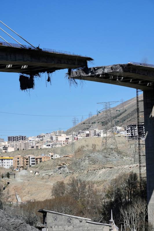 미군 공습을 받은 신설 교량이 테헤란 서쪽 카라지에서 포착됐다. AP 연합뉴스