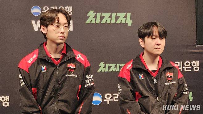 ‘스폰지’ 배영준(왼쪽)과 최인규 농심 레드포스 감독이 15일 오후 5시 서울 종로구 LCK 아레나에서 열린 BNK 피어엑스와의 2026 LoL 챔피언스 코리아(LCK) 정규 시즌 1라운드 경기가 끝난 뒤 기자회견에 참석하고 있다. 송한석 기자