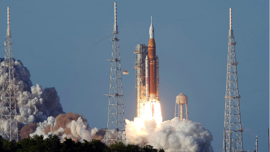 NASA의 유인 탐사 우주선 ‘아르테미스 2호’가 이륙하는 모습. (AP=연합뉴스)