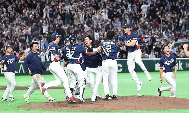 2026 WBC에서 8강 진출이 확정되자 기뻐하는 대표팀. 사진=연합뉴스