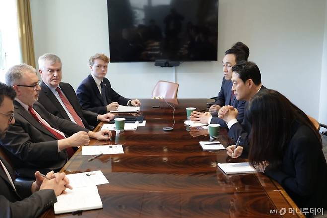 (서울=뉴스1) = 방미 중인 장동혁 국민의힘 대표가 15일 미국우선정책연구소 및 헤리티지재단 등 싱크탱크 관계자들과 간담회를 하고 있다.(국민의힘 제공, 재판매 및 DB금지) 2026.4.15/뉴스1 Copyright (C) 뉴스1. All rights reserved. 무단 전재 및 재배포, AI학습 이용 금지. /사진=(서울=뉴스1)