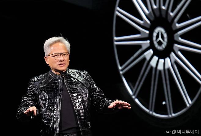 (라스베이거스=뉴스1) 황기선 기자 = 젠슨 황 엔비디아 CEO가 5일(현지시간) 미국 네바다주 라스베이거스 퐁텐블로 호텔에서 열린 엔비디아 CES 2026 라이브에서 기조연설 도중 벤츠와의 협업에 대해 설명하고 있다. (공동취재) 2026.1.6/뉴스1 Copyright (C) 뉴스1. All rights reserved. 무단 전재 및 재배포, AI학습 이용 금지. /사진=(라스베이거스=뉴스1) 황기선 기자