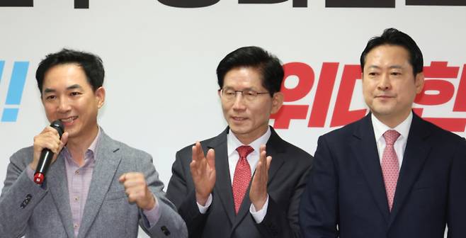 2025년 4월 김문수 국민의힘 대선 경선 후보의 전략기획본부장인 박민식 전 국가보훈부 장관이 서울 여의도 캠프 사무실에서 열린 공약 발표 기자회견에서 인사말을 하고 있다. 왼쪽부터 박민식 전 장관, 김문수 전 의원, 장동혁 대표. / 사진=뉴시스