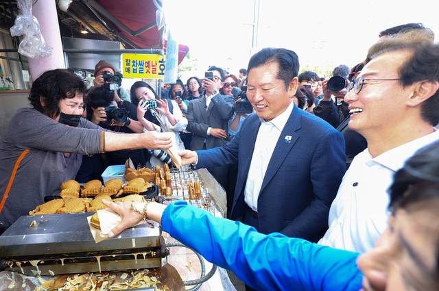 정청래 더불어민주당 대표와 전재수 부산시장 후보가 15일 오후 부산 부산진구 부전시장을 돌며 상인들에게 인사하고 있다. 연합뉴스