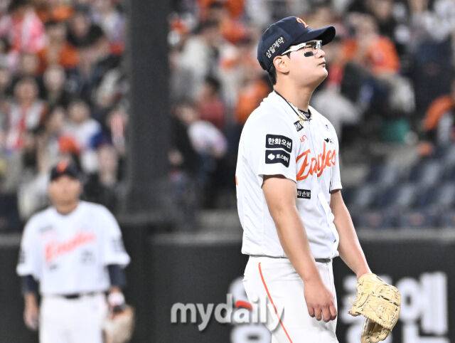 14일 오후 대전 한화생명볼파크에서 진행된 '2026 프로야구 KBO리그' 한화이글스와 삼성 라이온즈의 경기. 한화 김서현이 9회초 2사 만루서 이혜승에게 밀어내기 볼넷을 허용한 뒤 아쉬워 하고 있다./대전 = 송일섭 기자