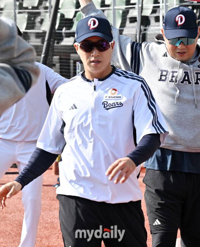 15일 오후 인천 SSG랜더스필드에서 진행된 '2026 프로야구 KBO리그' SSG랜더스와 두산베어스의 경기. 두산 손아섭이 경기전 훈련에 참가하고 있다./인천 = 송일섭 기자