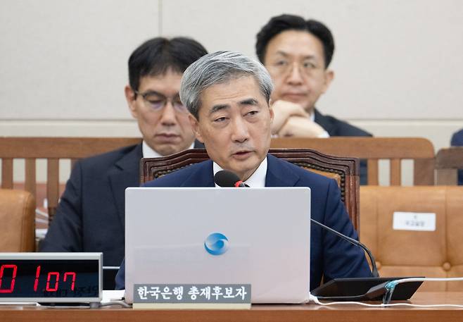 신현송 한국은행 총재 후보자가 15일 오전 서울 여의도 국회 재정경제기획위원회에서 열린 인사청문회에서 의원 질문에 답변하고 있다. 윤창빈 기자