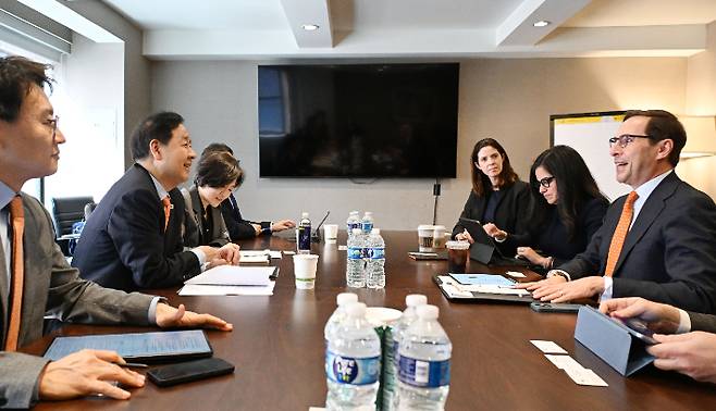 뉴욕 한국경제 투자설명회(IR) 행사 개최로 미국 뉴욕을 방문중인 구윤철(왼쪽 두 번째) 부총리 겸 재정경제부 장관이 14일(현지시간) 더 웨스턴 뉴욕 센트럴호텔에서 롭 골드스테인 블랙록 최고운영책임자(COO)와 면담하고 있다. 재정경제부 제공