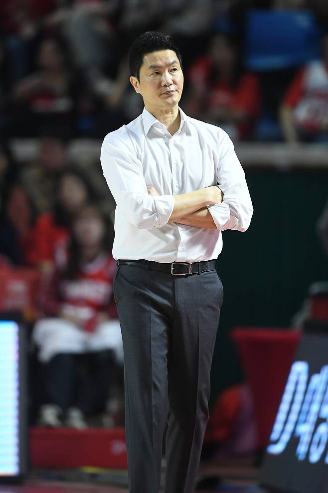 14일 서울 송파구 잠실학생체육관에서 열린 2025~2026 프로농구 6강 플레이오프(PO·5전3승제) 2차전은 고양 소노의 80-72 승리로 막을 내렸다. 안방에서 치명적인 2연패를 당한 서울 SK는 이제 역대 6강 PO에서 단 한 차례도 허락되지 않았던 ‘리버스 스윕’(2연패 후 3연승)이라는 기적과도 같은 과제에 직면했다. KBL 제공