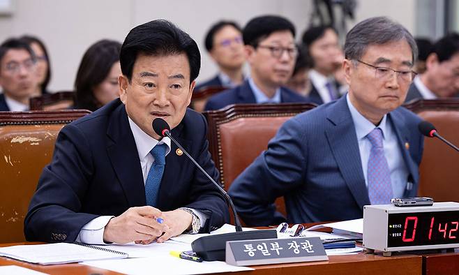 정동영 통일부 장관이 15일 서울 여의도 국회에서 열린 제434회 국회(임시회) 외교통일위원회 제1차 전체회의에서 의원들의 현안 질의에 답하고 있다. 뉴시스