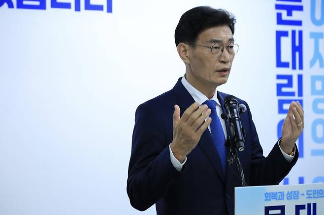 15일 선거캠프에서 기자회견하는 문대림 후보.