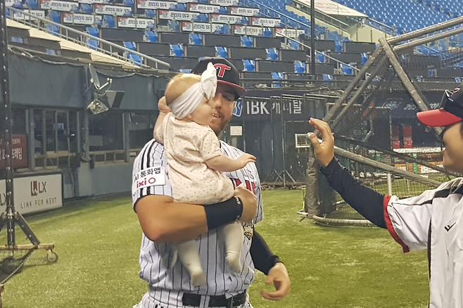 오스틴 딘이 14일 서울 잠실구장에서 열린 LG 트윈스와 삼성 라이온즈의 경기가 끝난 후 딸 네이비 딘을 안고 딸바보의 모습을 보이고 있다. 2026.4.14 류재민 기자