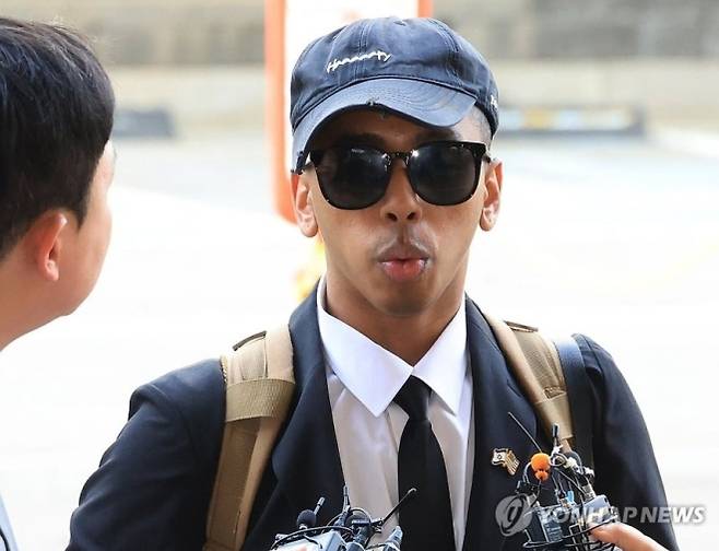 ‘평화의 소녀상’에 입을 맞추는 등 논란을 일으켜온 미국인 유튜버 조니 소말리가 15일 서울 서부지법에서 열리는 1심 선고에 출석하며 기자의 질문에 답하고 있다. 2026.4.15 연합뉴스