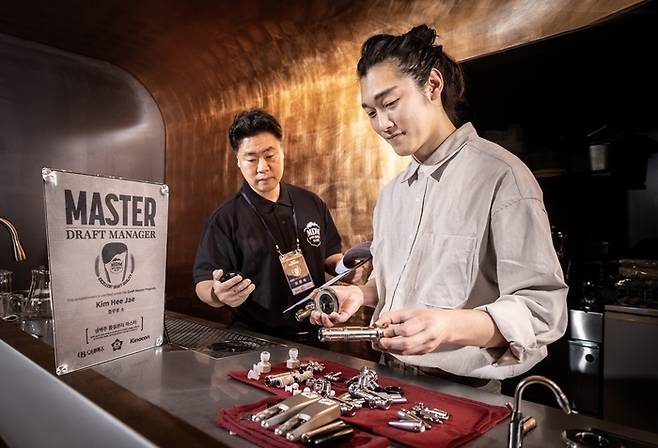 오비맥주와 함께 MDM 자격 제도를 운영하는 키노콘 감독관이 MDM 1호점인 서울 충무로 선술집 ‘소’를 방문해 김희재 대표(오른쪽)가 생맥주 위생관리 절차에 맞게 생맥주 공급 라인을 관리하는지 중간 점검하고 있다. 오비맥주 제공