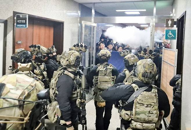 2024년 12월 4일 밤 서울 국회의사당에서 계엄군이 국회 본청으로 진입하고 있다. ⓒ연합뉴스