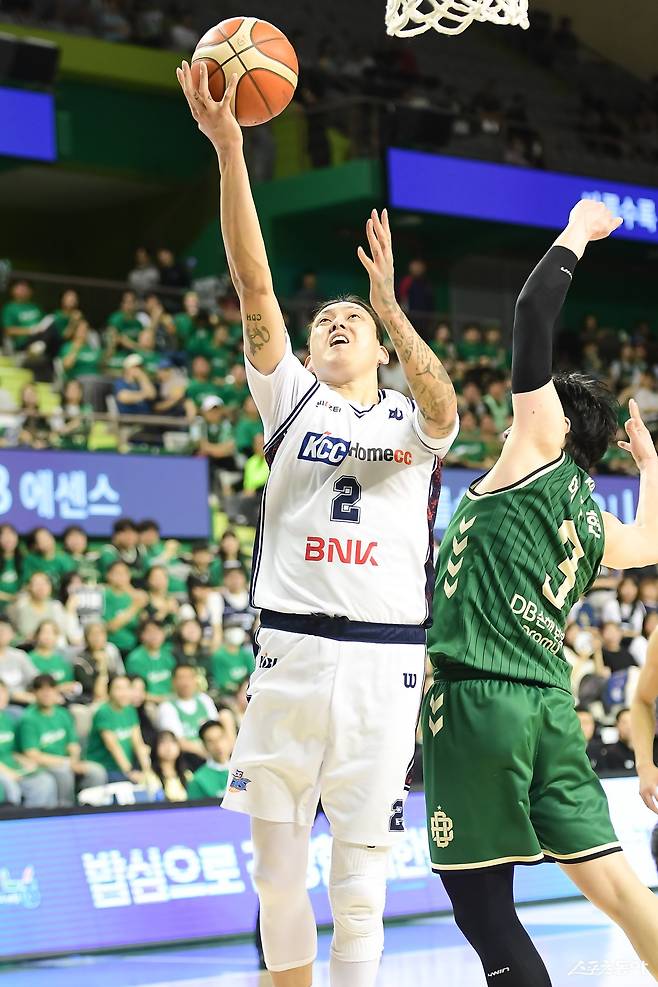 KCC 최준용(왼쪽)이 13일 원주DB프로미아레나에서 열린 DB와 6강 PO 1차전 도중 이정현의 수비를 피해 레이업슛을 시도하고 있다. 사진제공|KBL