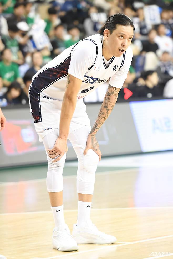 KCC 최준용이 13일 원주DB프로미아레나에서 열린 DB와 6강 PO 1차전 도중 체력적으로 힘든 듯 무릎 위에 손을 올리고 잠시 숨을 고르고 있다. 사진제공|KBL