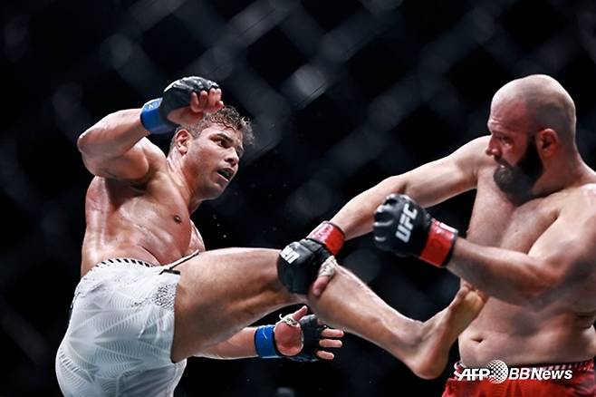 파울로 코스타(왼쪽)와 아자마트 무르자카노프의 경기 장면. /AFPBBNews=뉴스1