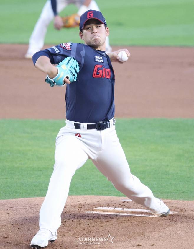 2026 신한 SOL KBO리그 LG 트윈스 대 롯데 자이언츠 경기가 15일 서울 잠실야구장에서 열렸다. 롯데 선발 김진욱이 역투하고 있다. /사진=김진경 대기자