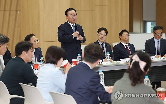 김부겸, ICT 기업협회와 간담회 (대구=연합뉴스) 김현태 기자 = 더불어민주당 김부겸 대구시장 예비후보가 15일 오후 대구 수성구 대구디지털혁신진흥원에서 열린 대구경북 ICT 기업협회 간담회에서 인사말을 하고 있다. 2026.4.15 mtkht@yna.co.kr