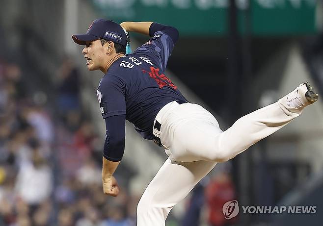 김진욱, 무실점은 계속된다 (서울=연합뉴스) 김성민 기자 = 15일 서울 잠실야구장에서 열린 2026 KBO 프로야구 롯데 자이언츠와 LG 트윈스의 경기. 4회말 롯데 선발 투수로 나선 김진욱이 역투하고 있다. 2026.4.15 ksm7976@yna.co.kr