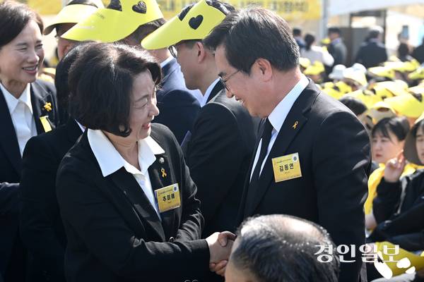 16일 안산시 단원구 화랑유원지에서 열린 ‘4.16 세월호 참사 12주기 기억식‘에서 추미애 더불어민주당 경기도지사 후보와 김동연 경기도지사가 대화를 나누고 있다. 2026.4.16 /경기사진공동취재단