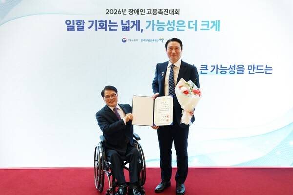 이종성 한국장애인고용공단 이사장(왼쪽)과 조정호 엔씨서비스 대표(사진=엔씨 제공)